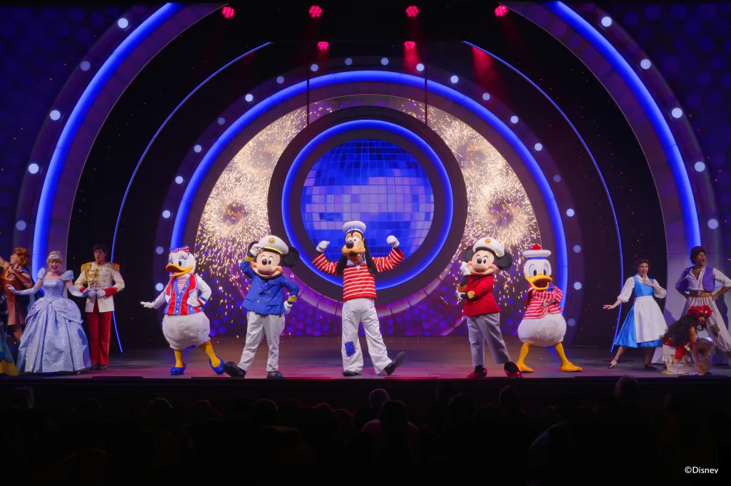 ディズニー・アドベンチャーのステージショー「ディズニー・シーズ・ザ・アドベンチャー」でグーフィー船長がディズニー＆ピクサーキャラクターたちと繰り広げる心温まるミュージカル航海ショー