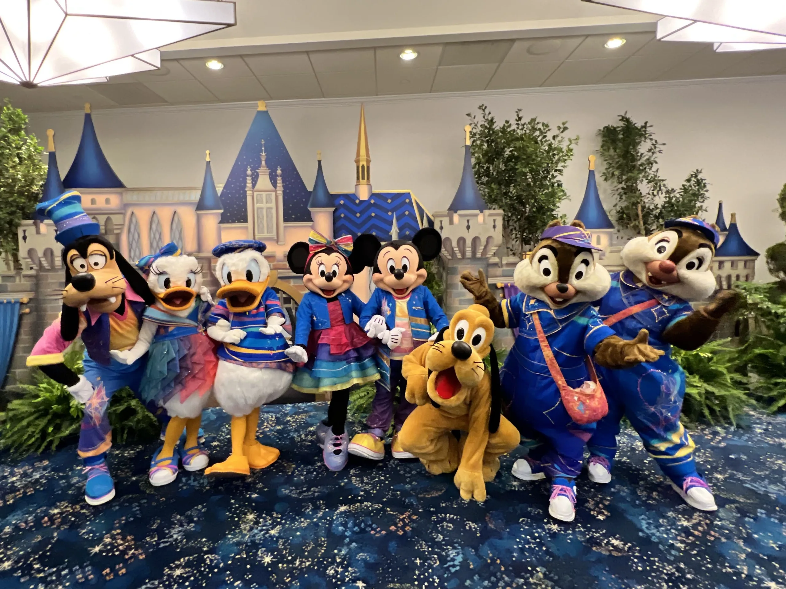 ミッキー&フレンズ8体が登場する70周年キャラクターパーティー体験レポのサムネイル