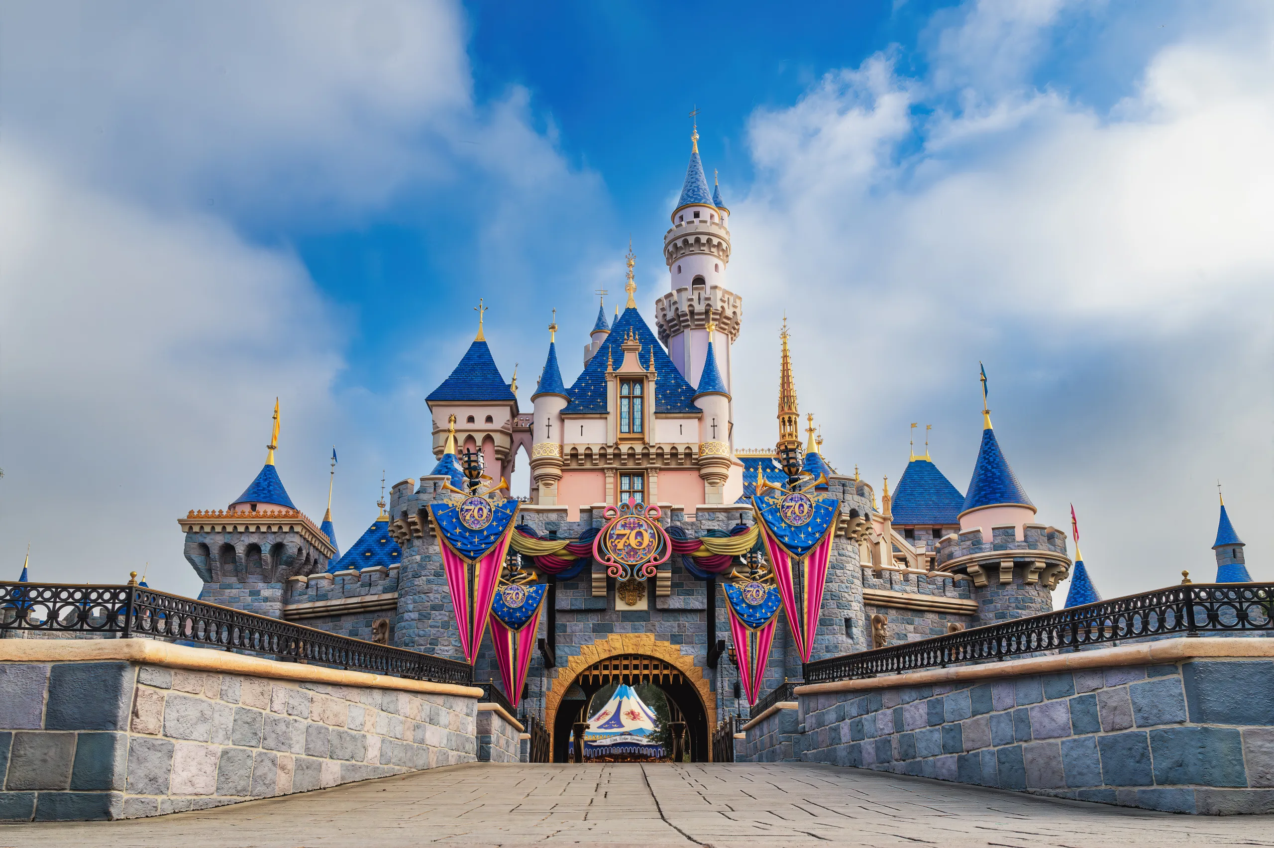 70周年は8月9日まで】カリフォルニア ディズニーランド・リゾート 2026