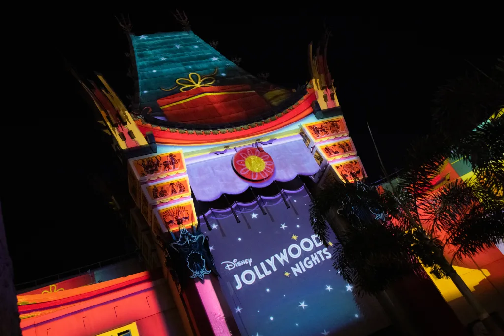 ディズニー・ジョリーウッド・ナイツ期間中、チャイニーズ・シアターに映し出されるホリデーのプロジェクション演出