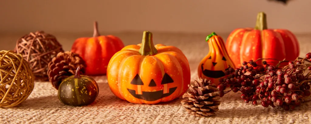 パンプキンや秋の装飾でハロウィーンシーズンをイメージしたビジュアル